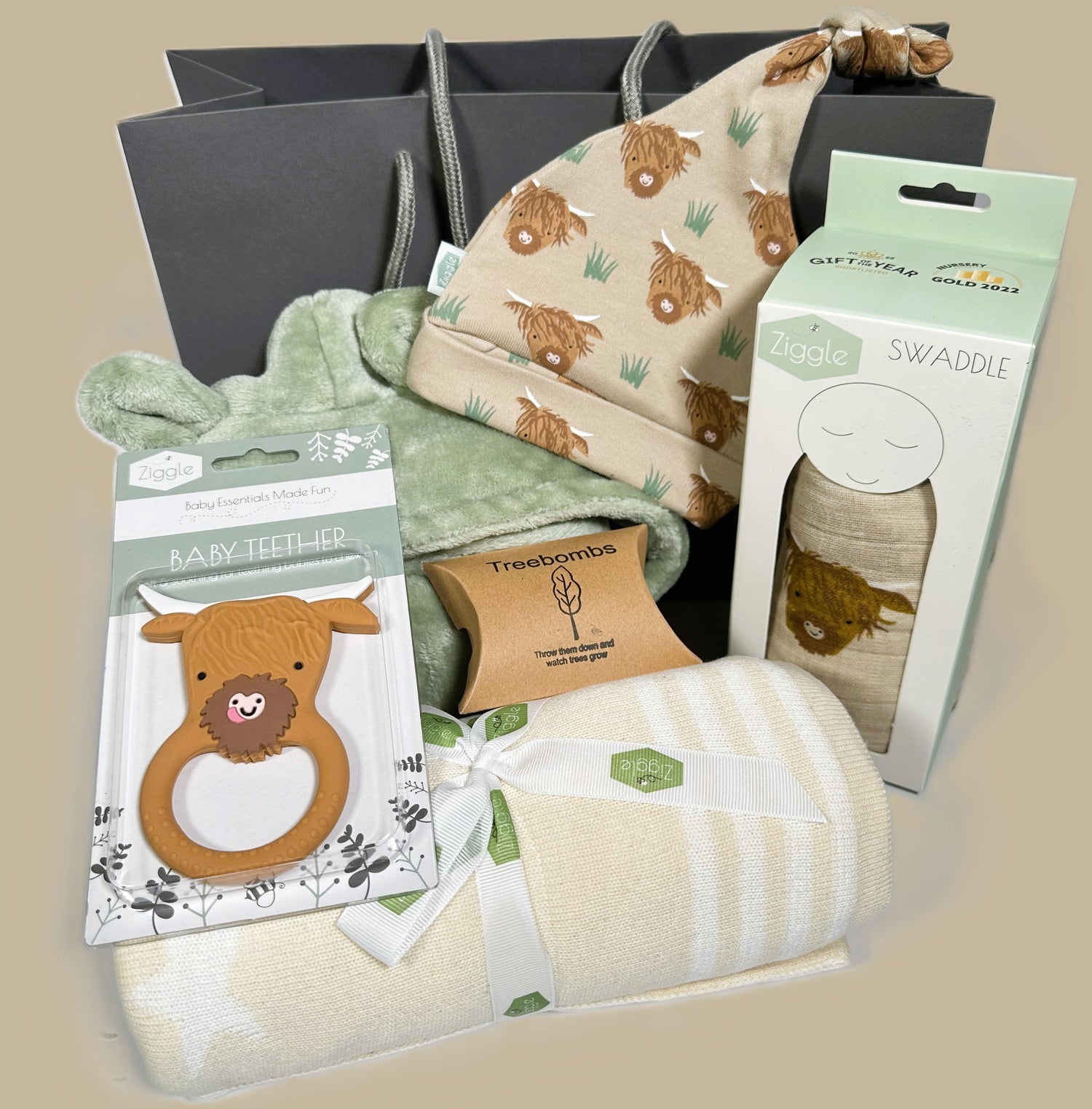 A neutral , unisex new baby hamper gift, full of new baby essentials.