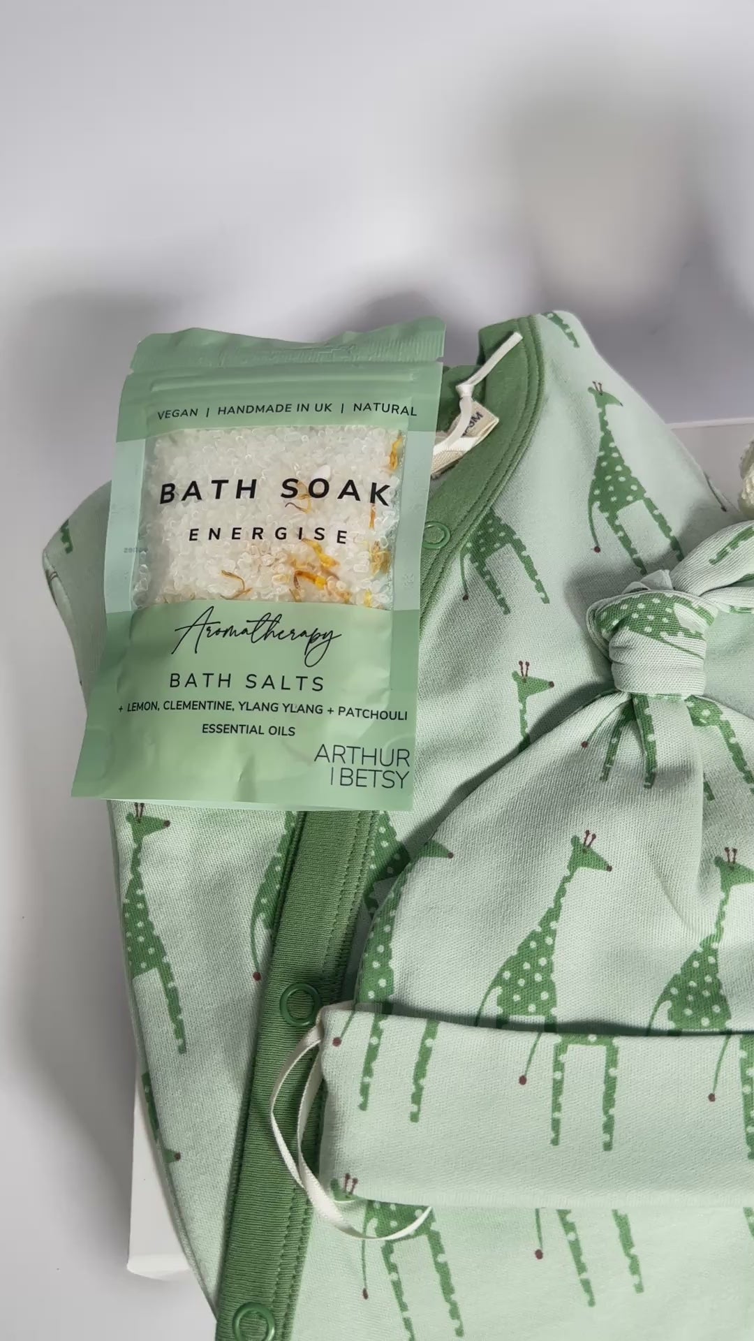 GIRAFFE THEMED NEW BABY HAMPER