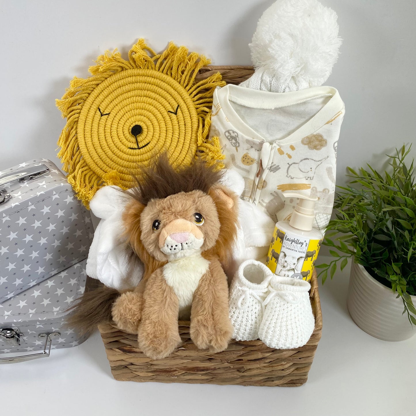 Unisex Baby Gift Hamper, Lion Cuddly Toy, Safari Zip Up Baby Sleepsuit, Baby Dressing Gown, New Mum Gift, Baby Toiletries, Mum To Be Hamper, Baby Shower Gifts.